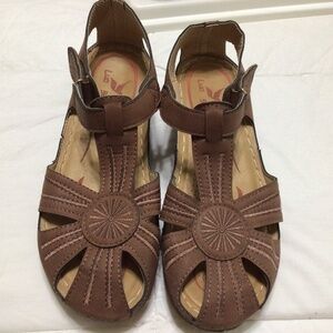 Luo ge sandals. Size 8.5. So lightweight and great cushion